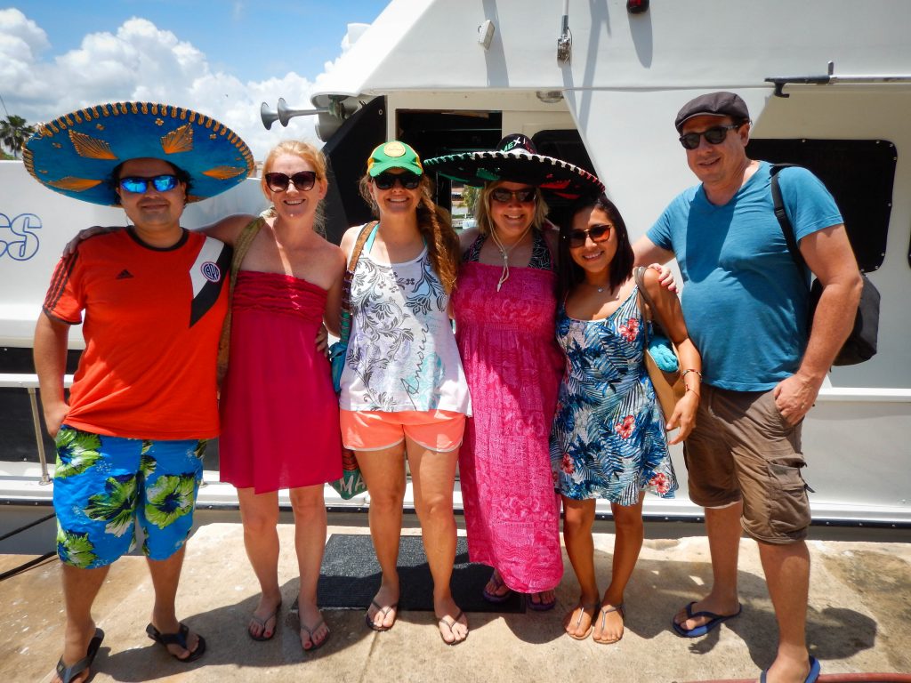 Group picture in front of the Playa del Carmen yacht charter 