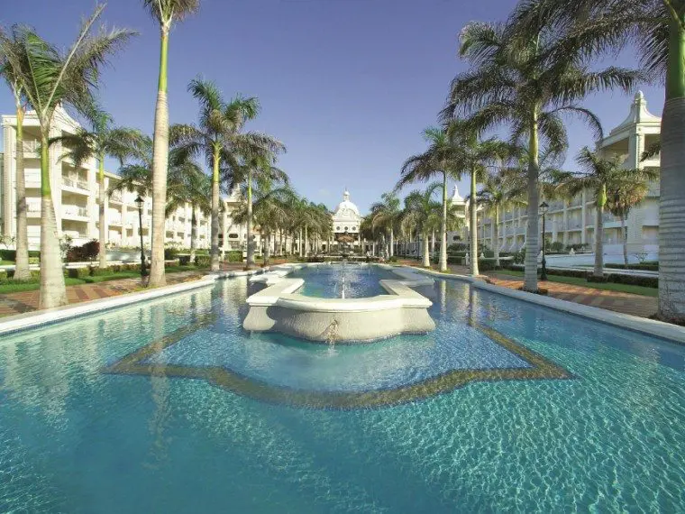 The courtyard at RIU Palace in Playa del Carmen