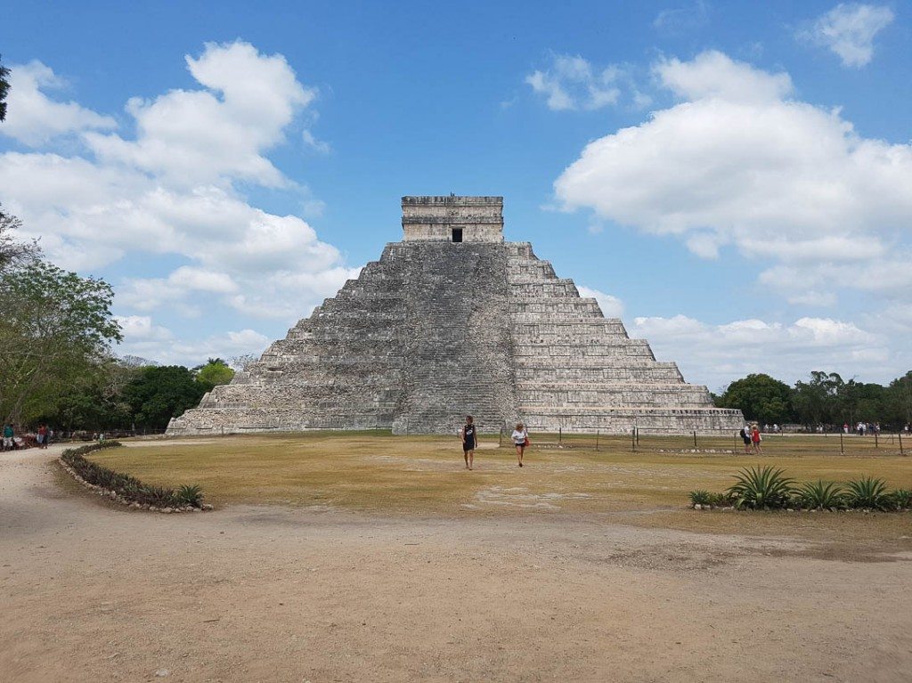 El Castillo Kukulkan pyramid in Chichen Itza