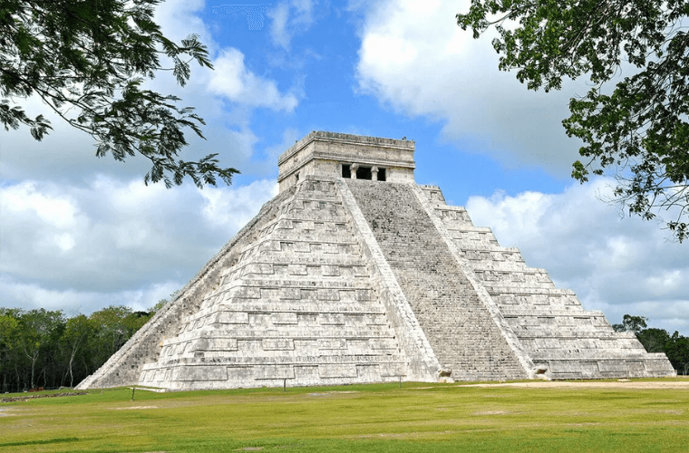 the pyramid at Chichen Itza