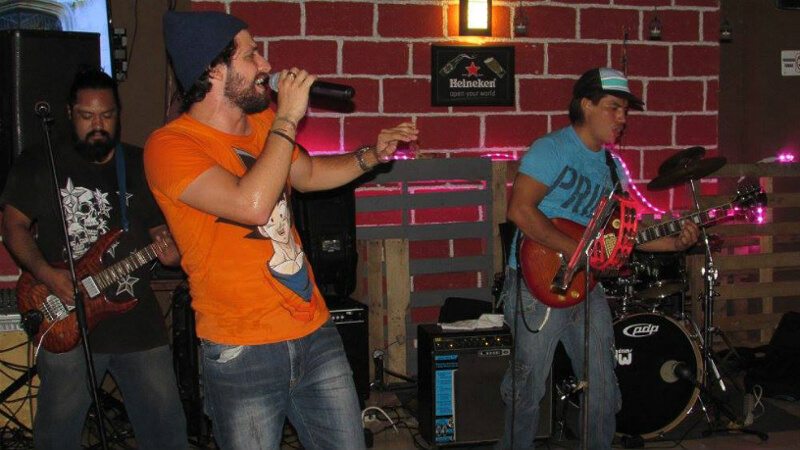 Person singing at Public Place pub Playa del Carmen