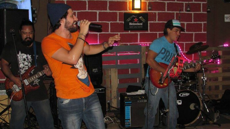 Person singing at Public Place pub Playa del Carmen