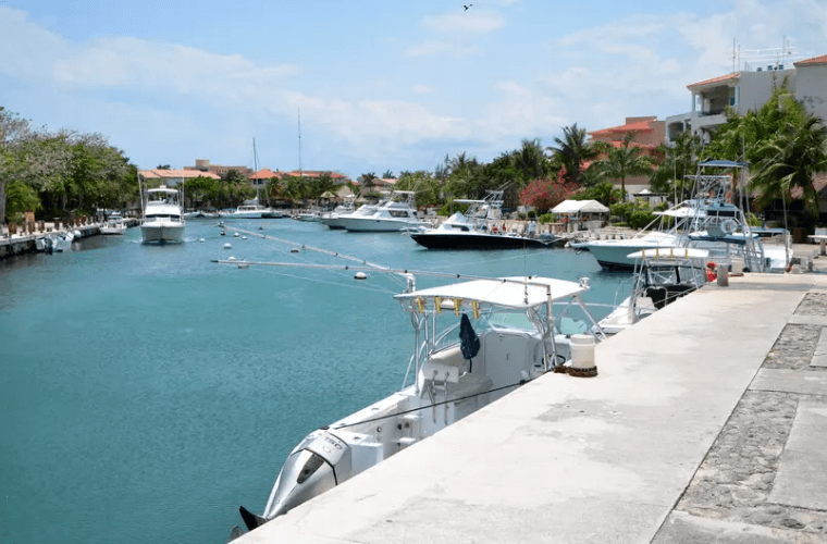 sailing is one of the fun activities in Cancun