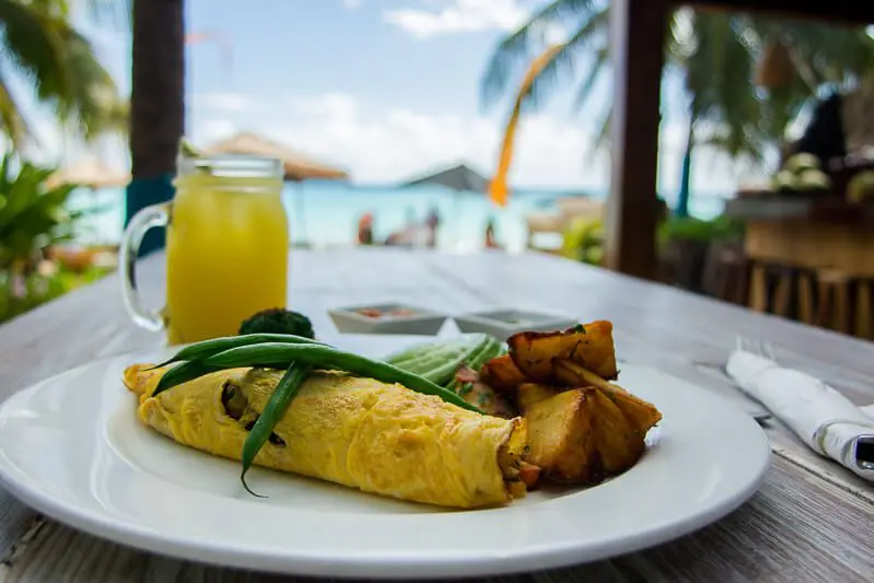 Omelet with drink at inti beach club