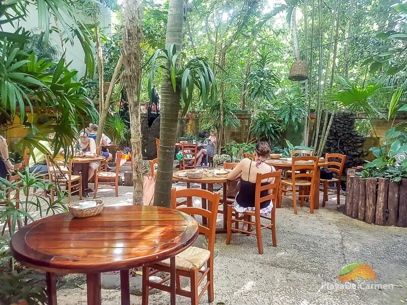 People dinning at La Cueva del Chango