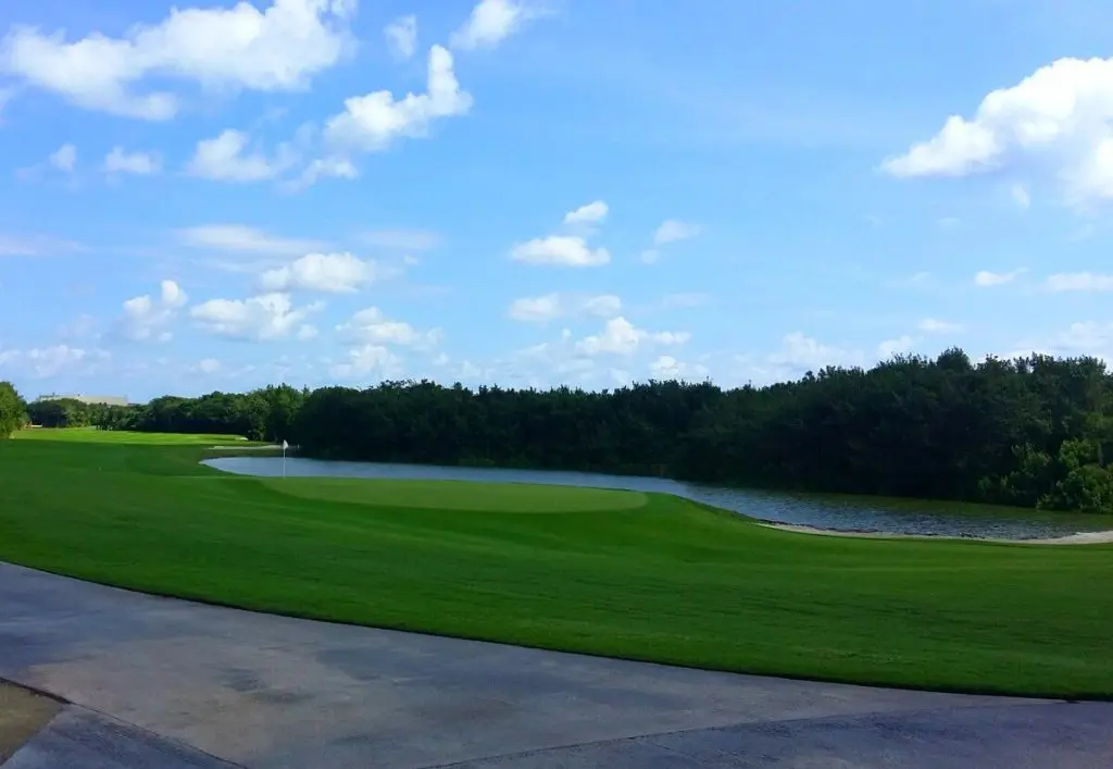 Tranquil golf course at Moon Palace