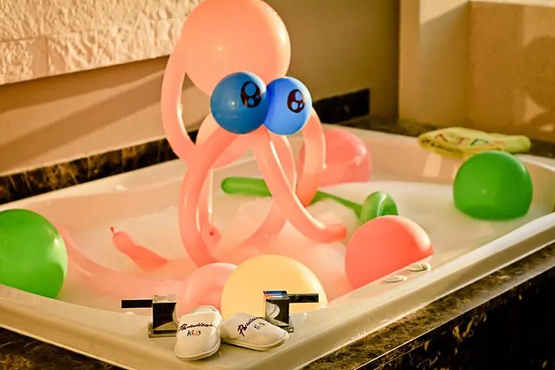 An octopus made of balloons takes a bubble bath at Paraisus La Esmeralda Playa del Carmen