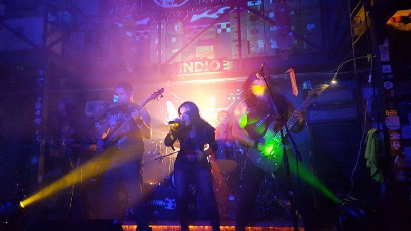 Singers performing rock music in Cancun at Pizza del Perro Negro