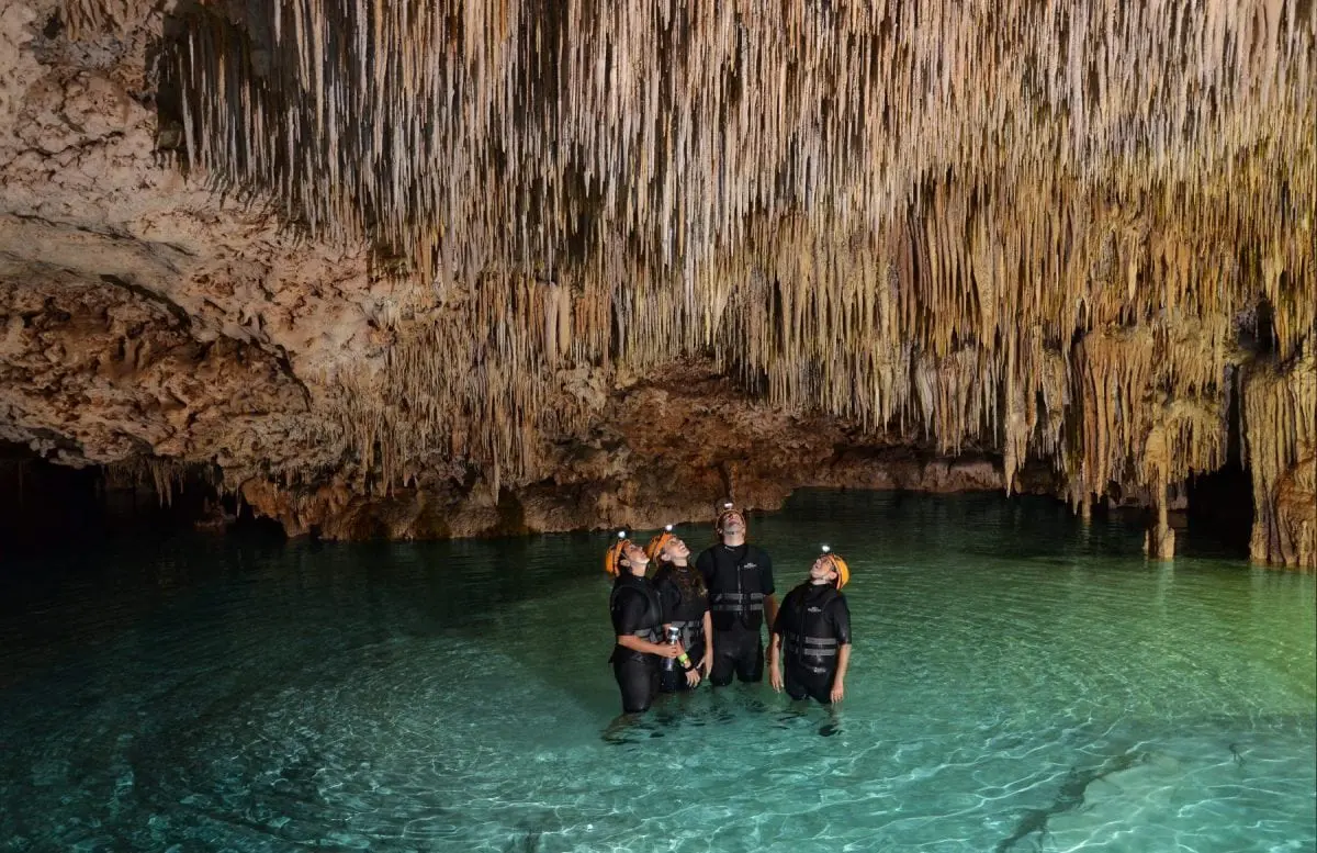 People in rio secreto