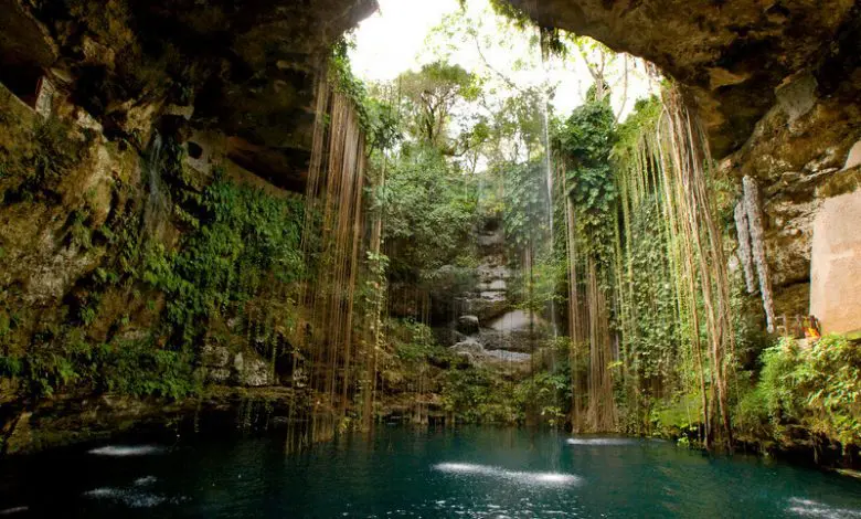 sacred-cenote-of-chichc3a9n-itzc3a1