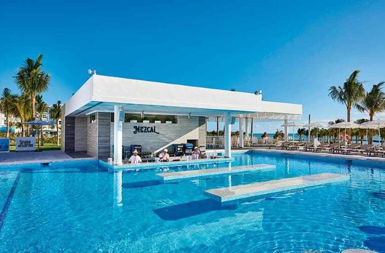 swim up bar at Riu Palace Costa Mujeres