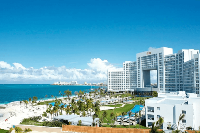 beach and accommodation at Riu Palace Peninsula