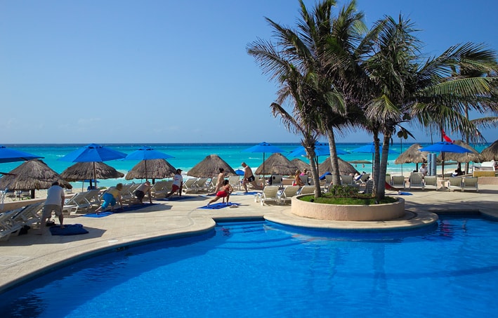 Oceanfront swimming pool at The Reef Playacar