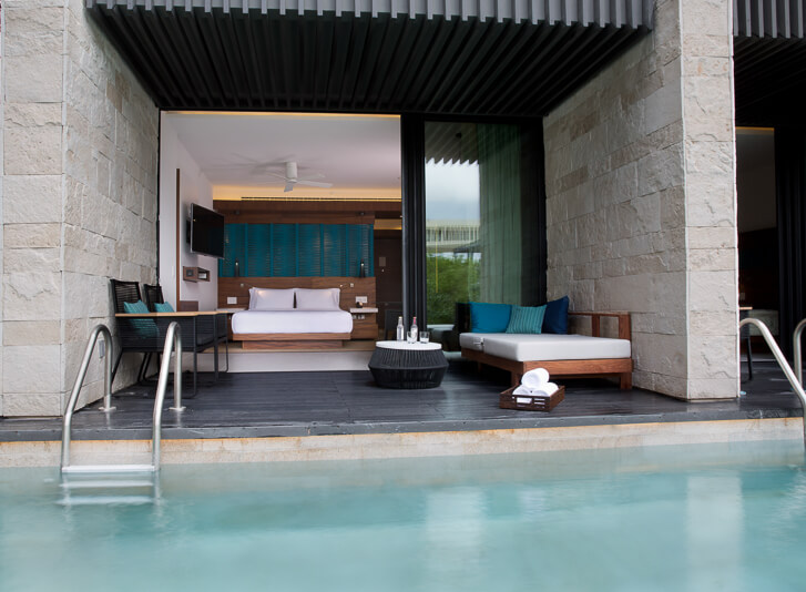 Grand Hyatt Playa del Carmen swimup pool