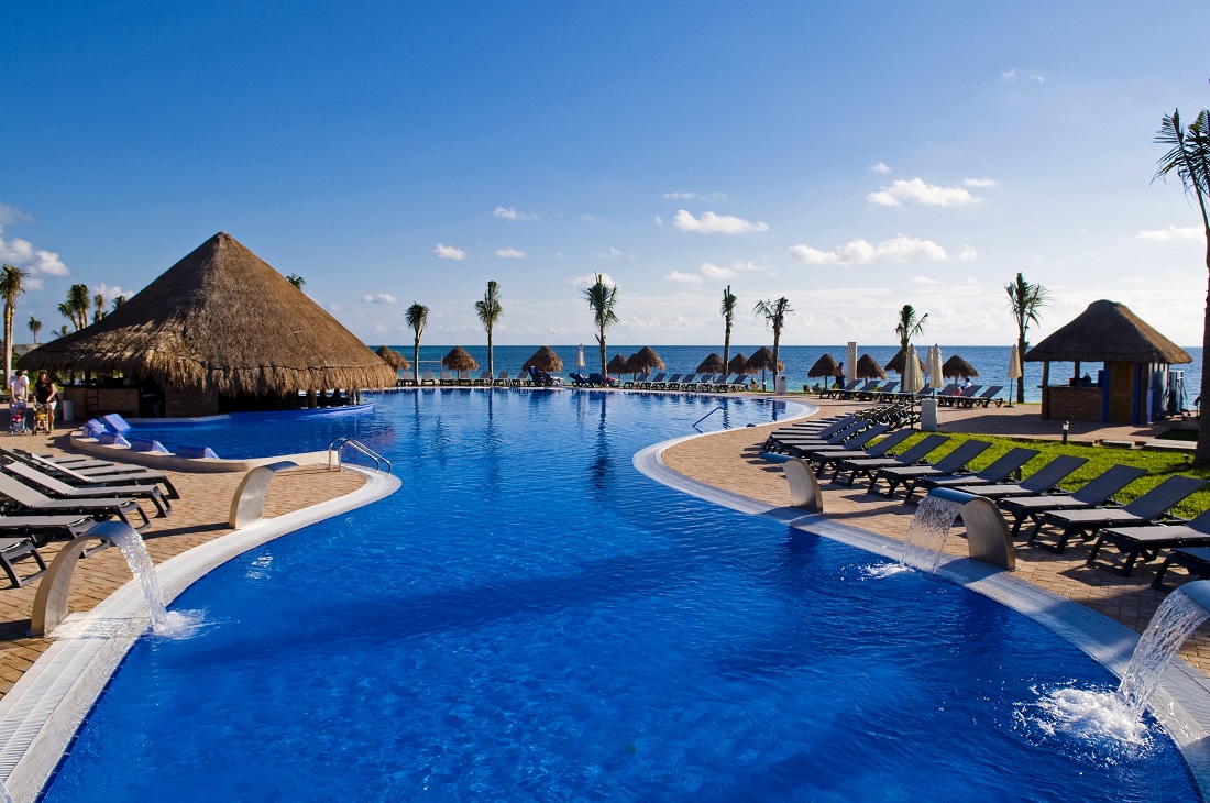 Ocean Coral & Turquesa pool and beach view