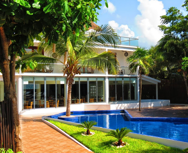 Le Reve Hotel grounds