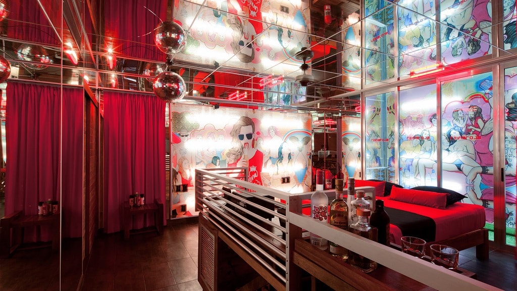 Reina Roja after hours room 