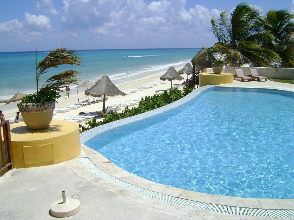 Fairmont Mayakoba infinity pool area