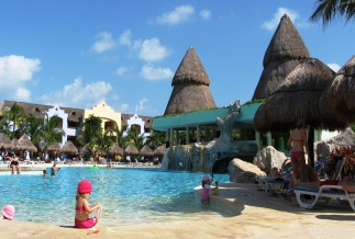 Iberostar Paraiso Maya pool area